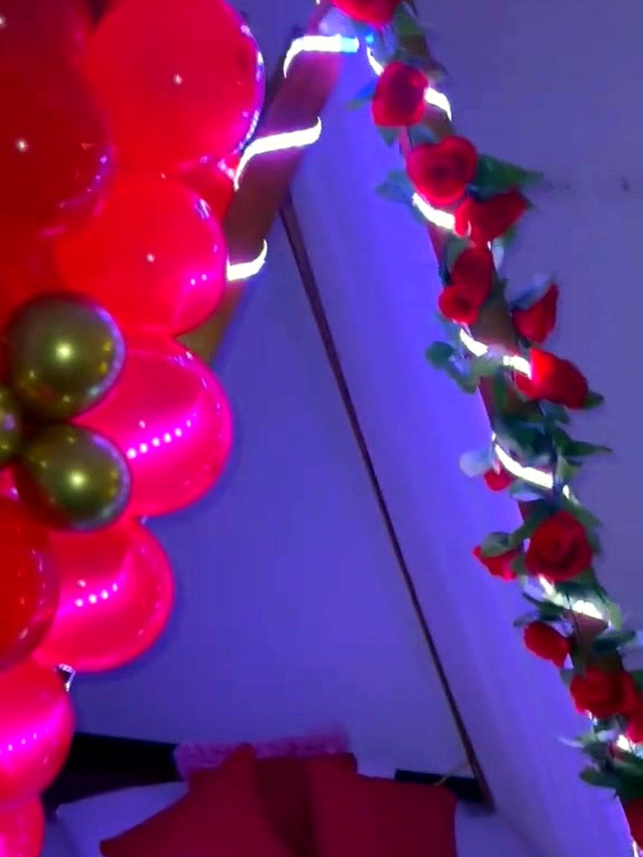 Teepee romántico con luces y rosas